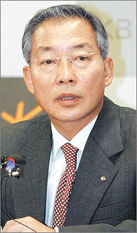 강정원 신임 국민은행장은 1일 취임식 직후 가진 기자회견에서 “경쟁에서 살아남기 위해 구조조정은 불가피하다”고 말했다. 박주일기자