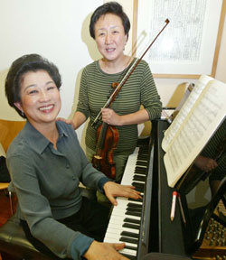 10년만에 듀오 리사이틀을 갖는 피아니스트 이경숙 교수(왼쪽)와 바이올리니스트 김남윤 교수. 두 사람은 서로에 대해 “음악에 앞서 일상에서 가장 마음이 잘 맞는 선후배이자 동료 음악인”이라고 말한다. -김동주기자