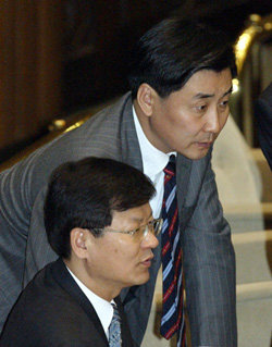 열린우리당 천정배 원내대표(왼쪽)가 1일 국회 본회의장에서 이종걸 원내수석부대표(가운데)와 파행국회의 정상화 방안을 논의하고 있다. 열린우리당은 한나라당과의 물밑 접촉을 통한 대치정국 타개를 모색 중이다.-연합