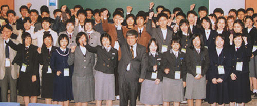 ‘과학 한국’을 이끌 꿈나무들의 경연장인 제1회 ‘화학탐구 프런티어 페스티벌’ 본선대회에 오른 고교생들이 지난달 23일 한국과학기술원(KAIST) 대덕캠퍼스에서 파이팅을 외치고 있다. 앞줄 가운데는 대회 심사위원장인 김종득 KAIST 교수. 사진제공 LG화학