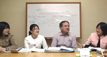 교환학생 프로그램에 지원한 학생들이 미국인 강사와 함께 미국의 역사, 문화 등에 대해 공부하며 사전 준비를 하고 있다. 김미옥기자