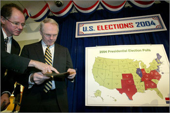 힐 大使 개표상황 체크주한 미국 대사관은 3일 서울 용산구 미 대사관 자료정보센터에 대형 TV와 미국 지도를 마련하고 방문자들에게 미 대선 개표 상황을 실시간으로 중계했다. 자료정보센터를 방문한 크리스토퍼 힐 주한 미 대사(오른쪽)가 개표 상황에 관한 자료를 검토하고 있다. 전영한기자