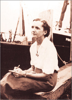 1950년 미국 우즈홀 항구를 찾은 마흔 세 살의 레이철 카슨. 사진제공 샨티