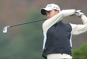 ‘프로 뺨치는 아마’ 최나연은 고교 1년생이라고는 믿기지 않을 정도로 장타와 정교함을 겸비했다. 제1회 ADT·CAPS인비테이셔널 2라운드 12번홀(파3)에서 아이언 티샷을 날린 뒤 매서운 눈초리로 타구방향을 좇고 있는 최나연. 용인=연합