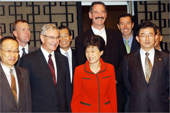 한나라당 박근혜 대표(가운데)는 5일 서울 하얏트 호텔에서 주한미국상공회의소, 주한유럽연합상공회의소 회원들을 상대로 경제 현안에 대한 견해를 밝혔다. 박 대표 왼쪽은 윌리엄 오벌린 주한미국상공회의소장, 뒤쪽의 키 큰 사람은 프란스 햄프신크 주한유럽연합상공회의소장이다.-국회사진기자단