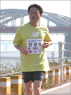 양경석 변호사가 지난달 31일 열린 제5회 서울 울트라마라톤(100km) 대회에 참가해 한강변을 달리고 있다. 사진제공 서울마라톤클럽