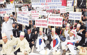 충남지역 이·통장들이 5일 서울 영등포구 여의도 옛 한나라당 당사 앞에서 헌법재판소의 행정수도건설특별법 위헌 결정과 한나라당이 이를 지지한 것을 규탄하는 항의시위를 벌이고 있다. 박주일기자