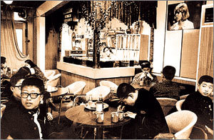 1970년대 서울 종로의 분식센터에 앉아 있는 고교생들. 뒤쪽에 음악을 틀어주는 DJ가 보인다.-동아일보 자료사진