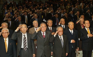 재향군인회 등 보수단체 인사들이 11일 서울 송파구 신천동 향군회관에서 이동복 북한민주화포럼 대표, 김성은 전 국방부 장관 등 1000여명이 참석한 가운데 ‘인터넷 범국민구국협의회’ 발대식을 갖고 있다. 변영욱기자