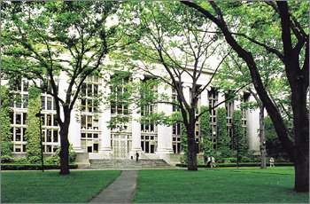 경쟁에서 승리만을 거듭했던 학생들은 하버드 로스쿨에 입학한 첫 해에 수업과 시험에 대한 중압감과 두려움에 때로는 눈물을 흘리고 때로는 고통의 비명을 지른다. 그리고 서서히 ‘성공의 함정’에 빠지는 자신을 발견한다. 사진은 하버드 로스쿨 초대 총장인 크리스토퍼 랭델의 이름을 딴 랭델 하우스. 사진제공 정한 Human Books