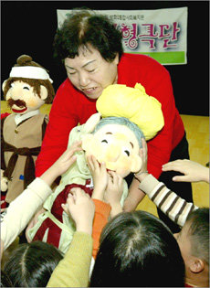 12일 오전 서울 송파구 인성장애인복지관 3층에서 ‘실버인형극단’ 할머니들이 장애아들을 위한 인형극을 공연한 뒤 아이들에게 인형을 보여주고 있다. 원대연기자
