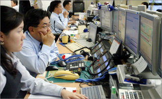 긴박한 외환시장최근 원-달러 환율이 하락세를 이어가는 가운데 12일 외환은행 딜러들이 심각한 표정으로 모니터를 통해 환율 움직임을 지켜보고 있다. 이날 환율은 전날보다 7.6원 떨어진 1104.5원으로 거래를 마감했다.박주일기자