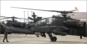 11일 경기 평택시의 험프리 미군기지에 있는 미 8군 6기병항공여단의 활주로에서 최신형 아파치 헬기인 AH-64D(롱보) 헬기가 위용을 드러냈다. 박영대기자