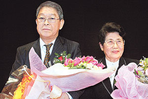 12일 제14회 천원교육상 시상식에서 상을 받은 이성진 서울대 명예교수(왼쪽)와 심치선 계원예고 교장. -이종승기자