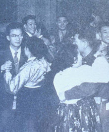 춤바람으로 상징되는 퇴폐문화가 사회문제로 대두된 1950년대 중반 남녀가 어울려 춤을 추고 있는 댄스홀의 모습.-‘서울 20세기 100년의 사진기록’ 자료사진
