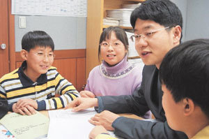 예비 중학생이 겨울방학 동안 인터넷이나 학원 등을 통해 선행학습을 할 때는 시간표가 너무 빡빡하거나 한꺼번에 많은 진도를 나가는 강의는 피하는 것이 좋다. 초등학생들이 강사로부터 학습 방법에 대한 설명을 듣고 있다.동아일보 자료사진