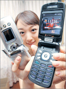 LG전자는 15일 세계 최초로 지상파 디지털 멀티미디어 방송(DMB)을 시청할 수 있는 휴대전화기를 내놓고 서울 여의도 트윈타워 이벤트홀에서 시연회를 가졌다. 박영대기자