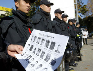 집행부 수배전국공무원노동조합의 파업이 시작된 15일 경찰이 미리 준비한 체포대상자 사진을 보며 조합원들이 집결한 서울 성동구 행당동 한양대 정문 앞에서 검문검색을 벌이고 있다. 박주일기자