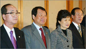 한나라당 박근혜 대표(가운데)는 15일 서울 여의도의 한 음식점에서 충청권의 주요 지방자치단체장들과 오찬 간담회를 갖고 헌법재판소의 수도 이전 위헌 결정 이후 이 지역 민심을 전해 들었다. 왼쪽부터 심대평 충남도지사, 염홍철 대전시장, 박 대표, 이원종 충북도지사.서영수기자