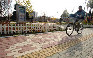 서울 송파구 잠실동 석촌호수공원 주변에 조성된 자전거·보행 겸용 도로에서 한 시민이 자전거를 타고 있다. 서울에는 한강변 자전거 도로를 비롯해 모두 591km의 자전거 도로가 조성돼 있다. 원대연기자