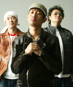 4년반만에 6집을 내놓은 ‘ DJ DOC’ 멤버들. 왼쪽부터 이하늘, 김창렬, 정재용. 사진제공 Buda 레코드