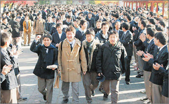 “시험 잘 보세요”대학수학능력시험을 하루 앞둔 16일 서울 강남구 일원동 중동고 수험생들이 선생님, 학부모들과 함께 고득점을 기원하는 ‘신념의 종’을 친 뒤 후배들의 격려 속에 하교하고 있다. 전영한기자