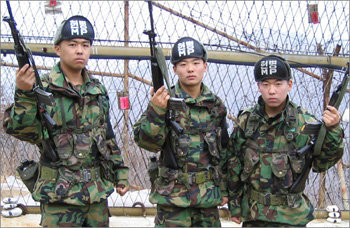 동부전선 최전방의 GOP에서 함께 군복무를 하는 장원석 윤창 원창(왼쪽부터) 삼형제. 사진제공 을지부대