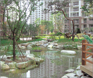 최근 입주가 시작된 서울 도봉구 창동 북한산 아이파크 단지, 다양한 형태의 연못과 녹지공간, 꽃밭 등을 조성해 입주민들의 호응을 얻고 있다. 사진제공 현대산업개발