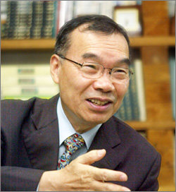 시민단체 ‘기독교사회책임’ 출범을 주도하고 있는 김진홍 목사는 자유화 선진화된 나라를 만들기 위해 중도 보수의 지식인과 종교인들이 적극 나서야 한다고 말했다.이종승기자