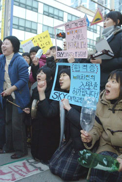 “선배님 힘내세요!”17일 이른 새벽부터 2005학년도 대학수학능력시험장인 서울 중구 이화여고를 찾은 배화여고 학생들이 수험생 선배들의 선전을 기원하는 응원전을 펼치고 있다. 박주일기자