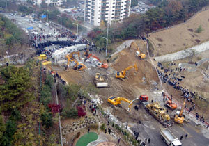 한국토지공사가 18일 주민들의 반발을 무릅쓰고 경기 성남시 분당구 구미동과 용인시 죽전동을 잇는 도로의 마지막 미개통 구간 7m 를 연결하는 도로 공사를 강행했다. 성남=박주일기자