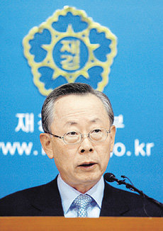 이헌재 부총리 겸 재정경제부 장관이 19일 오전 정부과천청사에서 정례 기자브리핑을 하고 있다. 이 부총리는 “올해 국내총생산(GDP)의 5% 성장 가능성이 희박하다”며 우울한 경제전망을 내놨다.연합