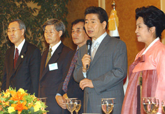 남미를 순방 중인 노무현 대통령이 18일 저녁(현지시간) 칠레 산티아고 셰러턴호텔에서 열린 동포 간담회에서 인사말을 하고 있다. -박경모기자