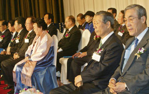 밝은사회국제클럽이 주최한 ‘세계평화의 날 기념 2004 밝은 사회 국제대회’가 19일 서울 롯데월드호텔에서 김병묵 경희대 총장, 김충용 서울 종로구청장 등 700여명이 참가한 가운데 개최됐다. 안철민기자