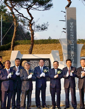 19일 고인의 고향인 경북 김천시 직지문화공원에서 거행된 고 최석채 선생의 기념비와 사설비 제막식에 참가한 참석자들이 축하 박수를 치고 있다. 사진제공 매일신문