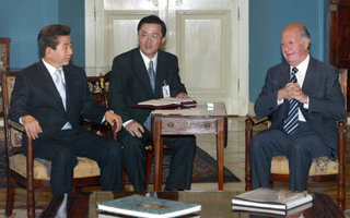 남미를 순방 중인 노무현 대통령은 19일 오전(현지시간) 칠레 산티아고 대통령궁에서 리카르도 라고스 칠레 대통령과 정상회담을 갖고 한-칠레 자원협력 방안을 논의했다.산티아고=박경모기자 momo@donga.com