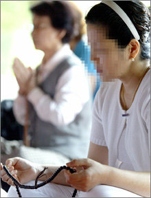 대학수학능력시험이 끝난 뒤에 많은 어머니들이 우울증 등 각종 증상으로 고생한다. 방치하면 더 큰 병으로 이어질 수 있으므로 자신에게 관심을 가져야 한다. 사진은 시험 전 불공을 드리는 어머니들의 모습. -동아일보 자료사진