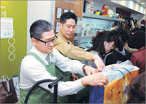 일일판매사원태평양 서경배 사장(왼쪽)은 서울 종로구 안국동의 ‘아름다운 가게’에서 의류 등을 파는 ‘일일 판매사원’으로 나섰다. 사진제공 태평양