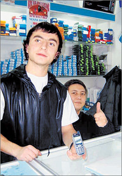 ‘한국산 휴대전화가 최고입니다.’ 러시아 이르쿠츠크 마르크스거리 TK백화점에서 가전제품을 판매하는 러시아 직원이 삼성전자가 수출한 휴대전화를 들고 포즈를 취하고 있다. 이르쿠츠크=정위용기자