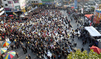 충남 연기군 주민 등 5000여명이 22일 오후 2시 충남 연기군 조치원읍 조치원역 광장에서 열린 ‘신행정수도 사수 1만 연기군민 궐기대회’에서 행정 수도 이전을 중단 없이 추진할 것을 촉구하고 있다. 연기=박주일기자