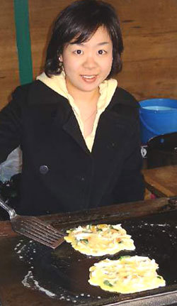 외국인 노동자를 돕는 봉사단체 ‘울이 낮은 마을’의 서유경 대표가 서울 홍익대 앞에서 유치원 기금 마련을 위해 토스트를 굽고 있다. -사진제공 울이 낮은 마을