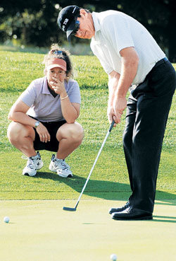 제주에 온 ‘스윙 머신’신한PGA코리아골프챔피언십에 출전하는 영국의 닉 팔도(오른쪽)가 23일 제주 중문GC에서 캐디가 지켜보는 가운데 퍼팅 연습에 몰두하고 있다. 제주=뉴시스