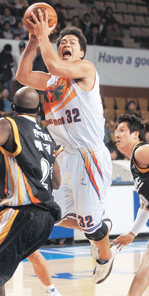 “막지 마”현주엽(KTF·가운데)이 전자랜드 수비진을 헤치고 점프슛을 시도하고 있다. KTF가 74-66으로 승리. 부산=연합