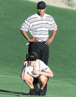 2001년 ‘빅혼대결’ 때 한 팀으로 출전한 아니카 소렌스탐(앞)과 타이거 우즈. 동아일보 자료사진