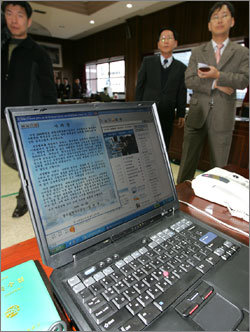 교육부 조사 착수교육인적자원부는 24일 조사관 7명을 광주에 파견해 대학수학능력시험 부정행위에 대한 진상조사에 들어갔다. 광주시교육청에 마련된 조사실에 놓여 있는 한 조사관의 노트북PC 화면에 김원본 광주시교육감의 사과문이 떠 있다.광주=연합