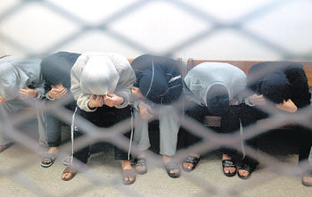 때늦은 후회광주 수능 부정행위 사건에 가담한 학생 6명이 24일 오전 광주지방법원에서 영장실질심사를 받기 위해 고개를 숙인 채 기다리고 있다. 광주=연합