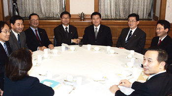 열린우리당과 한나라당은 24일 국회에서 첫 원탁회의를 갖고 민생경제 법안 및 예산안 처리 문제를 논의했다. 김경제기자