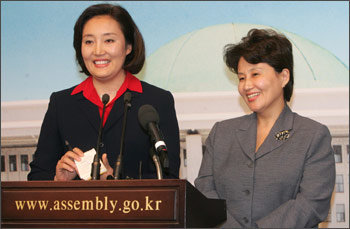 '웃고는 있지만…'열린우리당 박영선(왼쪽), 한나라당 전여옥대변인이 25일 국회 기자실에서 민생경제원탁회의 결과에 대해 공동 브리핑하고 있다.[연합]