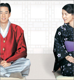 '로맨틱하면서도 믿음직스러운 한국인 남편이 좋아요.' 지난해 결혼해 서울에 살고있는 30세 동갑내기 부부 권영주씨(왼쪽)와 나카무라 에리. 한국 남성과 결혼한 일본 여성들은 강인하면서도 부드러운 면을 한국남성의 경쟁력으로 꼽는다.