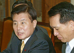 野 “4대법안 저지하겠다”한나라당은 26일 김덕룡 원내대표(왼쪽) 등이 참석한 가운데 주요 당직자 회의를 열고 여권의 4대 법안 추진을 저지하기 위한 방안을 논의했다. -서영수기자